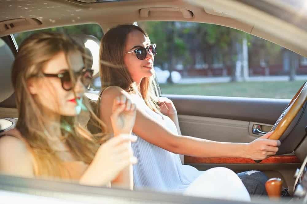chicas jóvenes conduciendo felices buen tiempo