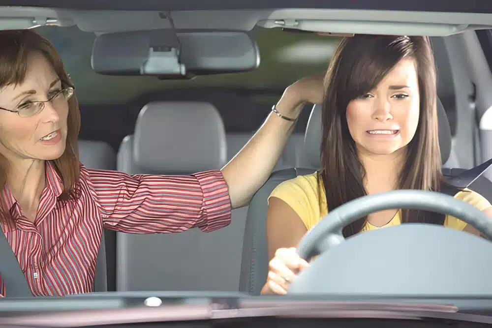 madre e hija con miedo al volante