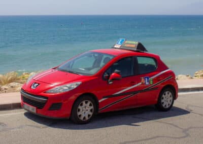 coche rojo frente a la playa