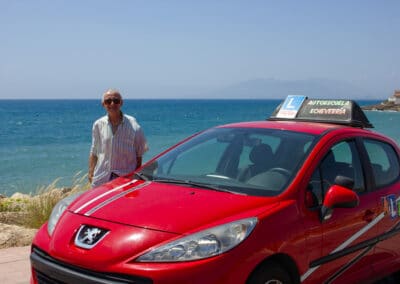 coche y persona en la playa