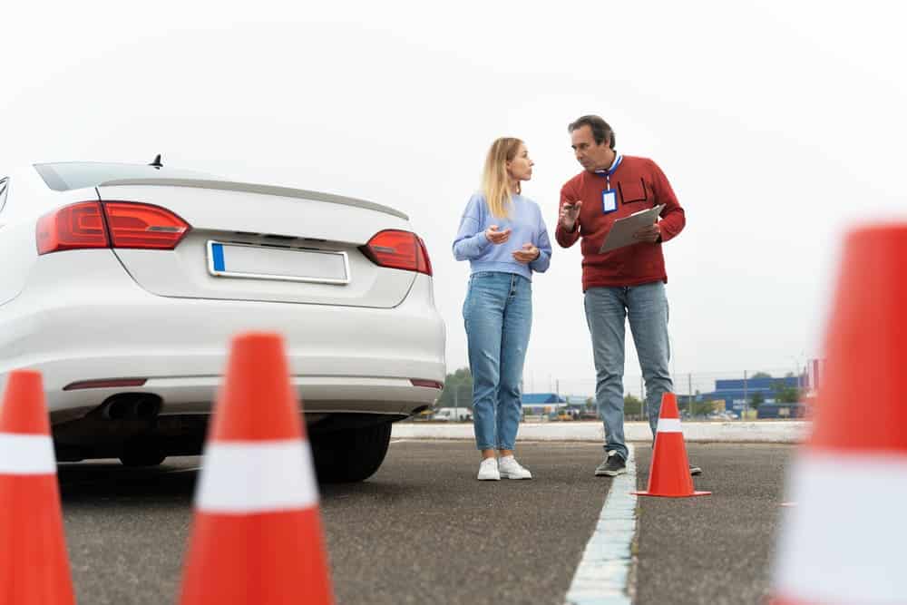 persona que hace el examen de licencia de conducir