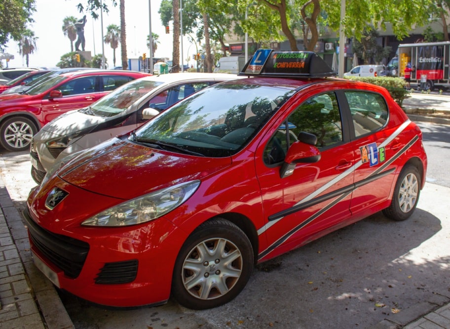 coche de la autoescuela en la calle