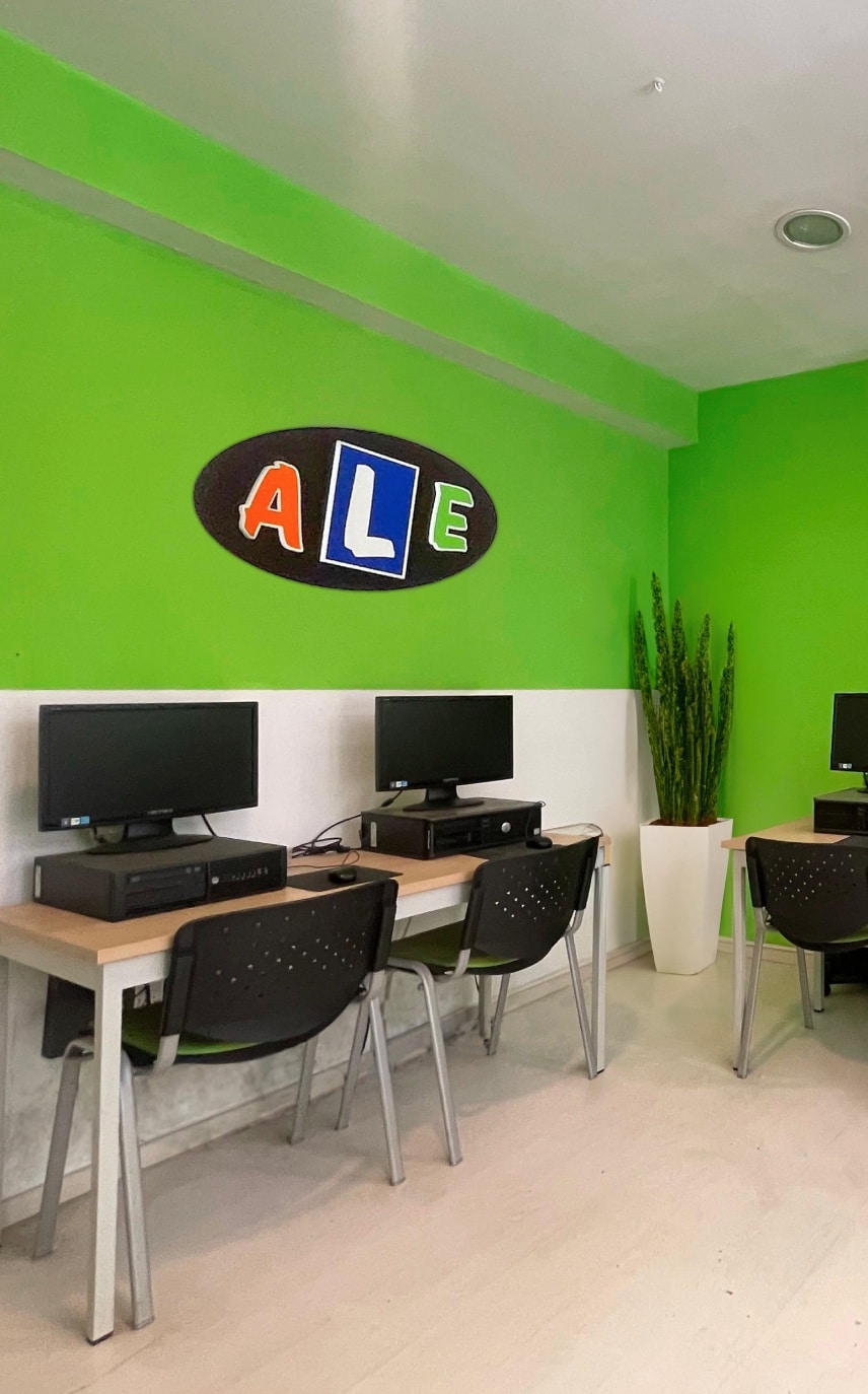 sala con ordenadores y pared verde
