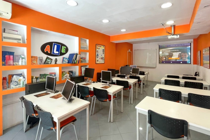 sala con paredes naranjas